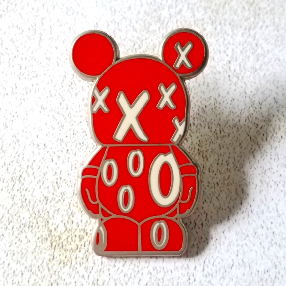 Red Mickey Mouse XO Disney pin - Picture 1 of 2